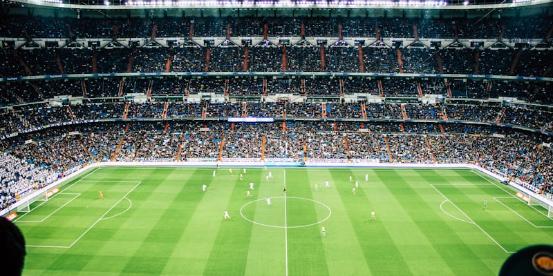 球员训练场景，多名球员在进行战术演练