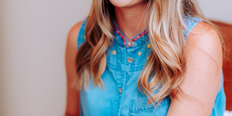 足球运动员在绿茵场上激烈争抢足球的瞬间